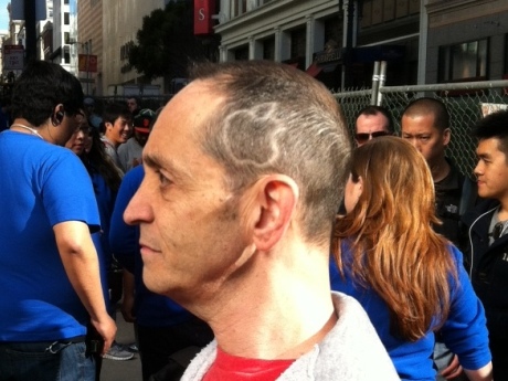 発売日の午前中、アップルをかたどった髪型をした人を見つけた。テレビ局もカメラを向けていた。